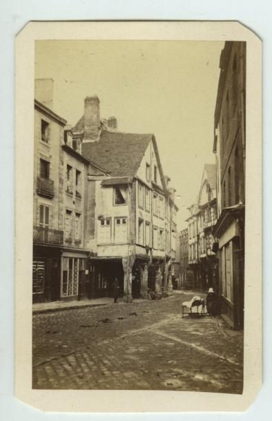 null GOUNOUF. Une rue de Dinan, vers 1860. Tirage albuminé d'époque, 9 x 5,4 cm,...