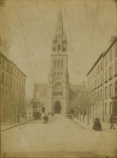 null Photographe non identifié. Brest, l'église Saint Martin vers 1880. Tirage albuminé...