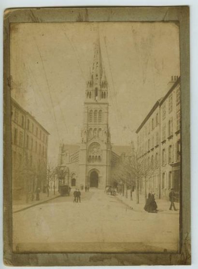 null Photographe non identifié. Brest, l'église Saint Martin vers 1880. Tirage albuminé...