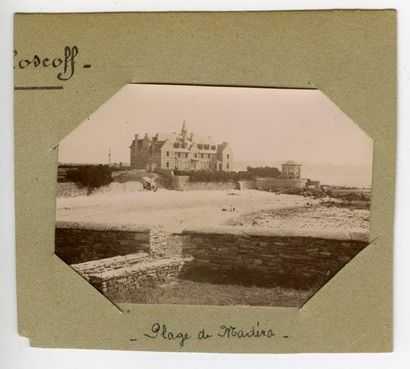 null Photographe non identifié. Roscoff, plage de Madera, vers 1890/1900. Tirage...