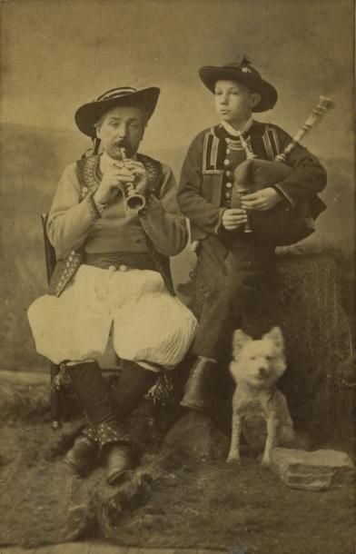 null VILLARD. Deux musiciens jouant de la bombarde et du biniou, vers 1870. Tirage...