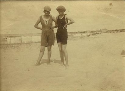 null 1615/ Photographe non identifié. Pornichet, deux estivantes, 1922. Tirage argentique...