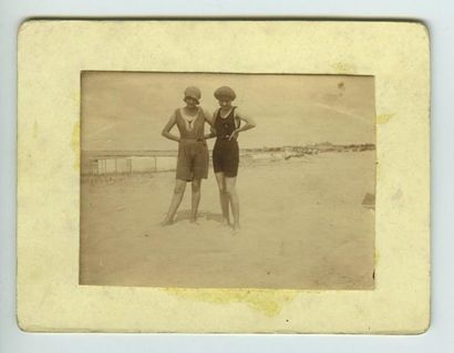 null 1615/ Photographe non identifié. Pornichet, deux estivantes, 1922. Tirage argentique...