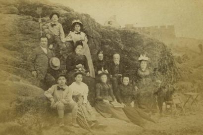 null H. BERTRAND. Famille de vacanciers sur la plage de Saint Malo, vers 1880. Tirage...
