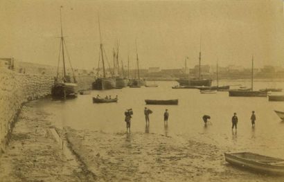 null Photographe non identifié. Roscoff, le port, 1883. Tirage albuminé d'époque,...