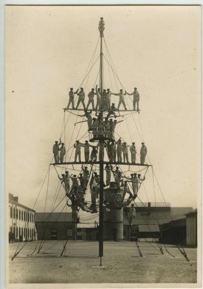 null H. CHALOIS. Brest, Laninon, marins à l'école navale vers 1935. Tirage argentique...