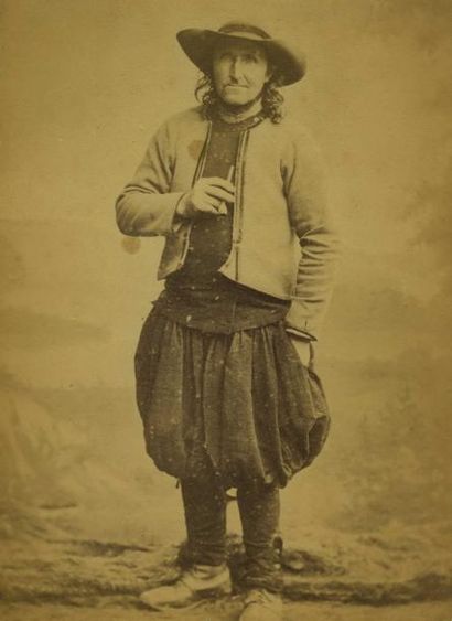null J. VILLARD. Portrait de breton, vers 1875. Tirage albuminé d'époque, 14,1 x ...