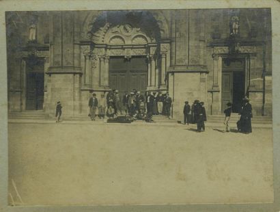 null Photographe non identifié. Voyage d'un groupe de cyclistes, trois (3) photographies,...