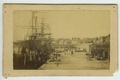 null Photographe non identifié. Vue des quais de Saint-Malo, vers 1860. Tirage albuminé...