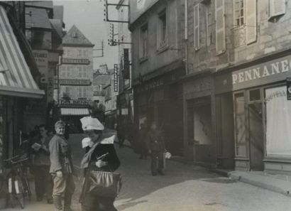 null Photographe non identifié. Quimper, rue Kéréon, vers 1940. Tirage argentique...