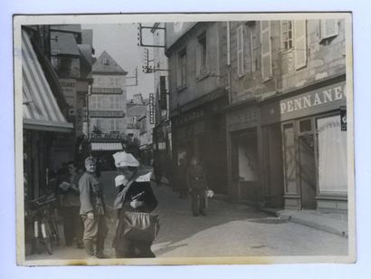 null Photographe non identifié. Quimper, rue Kéréon, vers 1940. Tirage argentique...