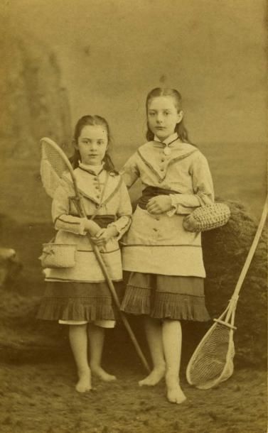 null ORDINAIRE. Deux petites filles vacancières, vers 1880-1890. Tirage albuminé...