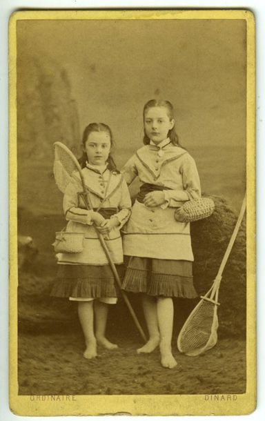 null ORDINAIRE. Deux petites filles vacancières, vers 1880-1890. Tirage albuminé...