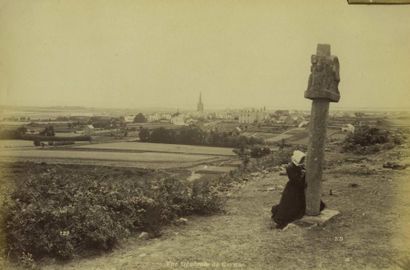 null Neurdein. Carnac, la ville vue du calvaire Saint-Michel, femme en prière devant...