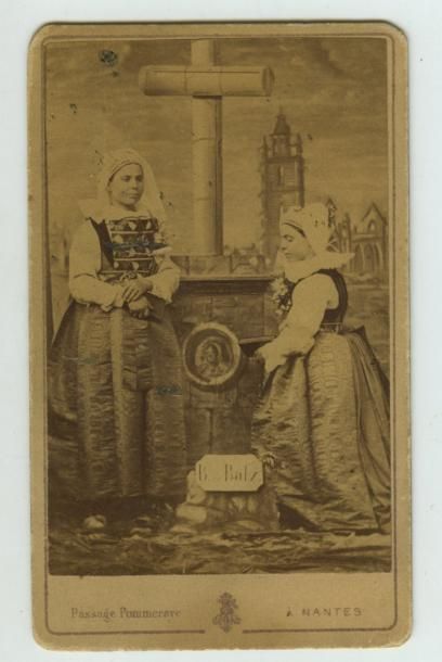 null A. FOUQUET. Type de femmes de Bourg de Batz, vers 1870. Tirage albuminé d'époque, ...