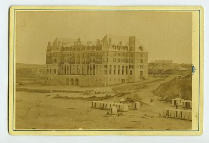 null A. CROLARD. Saint Lunaire, le grand Hôtel en voie d'achèvement, vers 1880. Tirage...