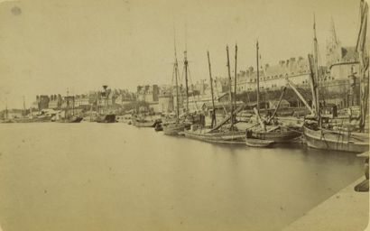 null Photographe non identifié.  Saint Malo, deux (2) épreuves vers 1880.  Le quai...
