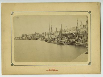 null Photographe non identifié.  Saint Malo, deux (2) épreuves vers 1880.  Le quai...