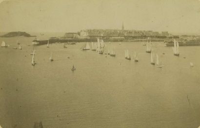 null Photographe non identifié.  Saint Malo, deux (2) épreuves vers 1880.  Le quai...
