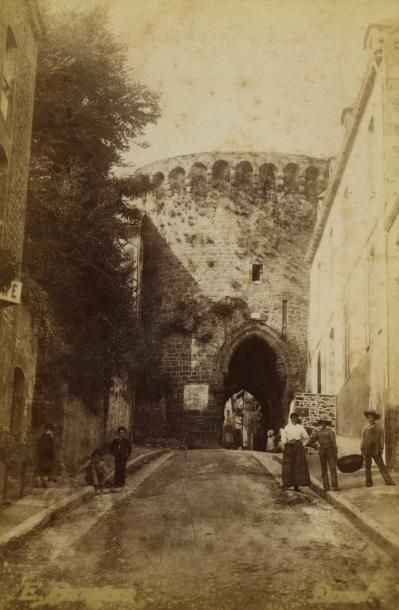 null E. BERNIER. Dinan, rue du Jerzual, vers 1880. Tirage albuminé d'époque, 15,7...