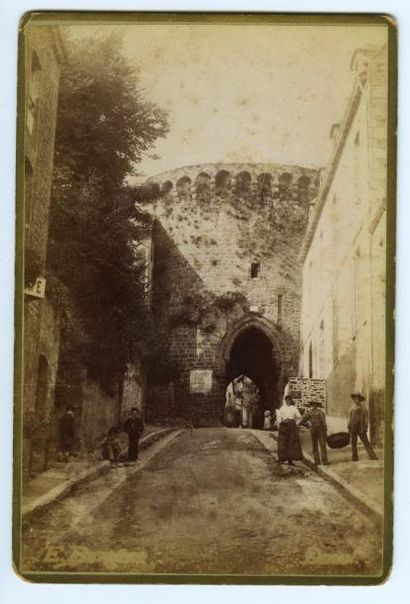 null E. BERNIER. Dinan, rue du Jerzual, vers 1880. Tirage albuminé d'époque, 15,7...