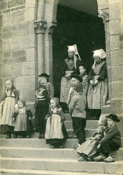  Photographe non identifié. Groupe à la sortie de la messe à Plougastel, vers 1910....