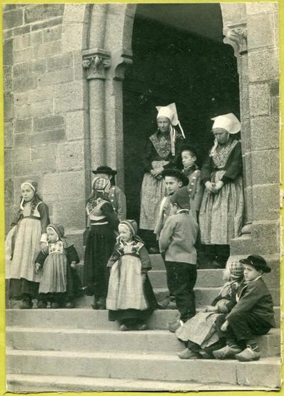  Photographe non identifié. Groupe à la sortie de la messe à Plougastel, vers 1910....
