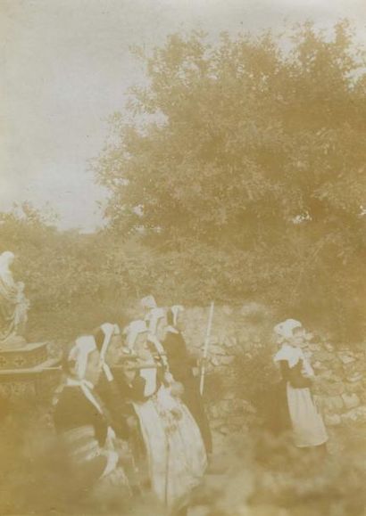 null Photographe non identifié. Soixante et une (61) photographies Bretagne, 1899....