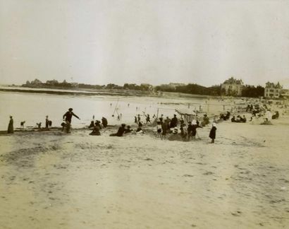 null Photographe non identifié. Le Pouliguen, la plage et les estivants en 1902....
