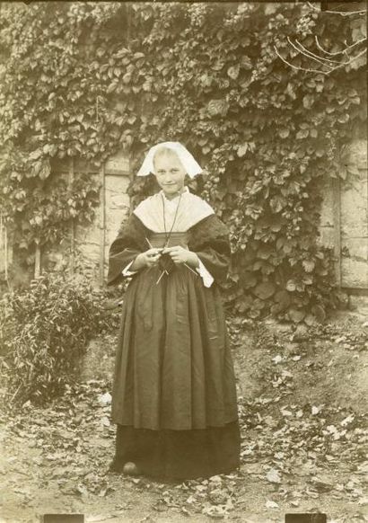 null Photographe non identifié. Portrait de jeune fille à son ouvrage d'aiguille,...