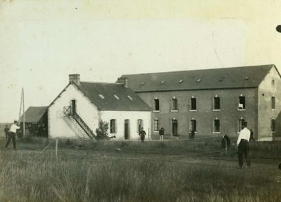 null Photographe non identifié. Camp militaire de Coëtquidan, vers 1900-1910. Dix-huit...