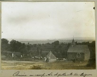 null Photographe non identifié. Camp militaire de Coëtquidan, vers 1900-1910. Dix-huit...