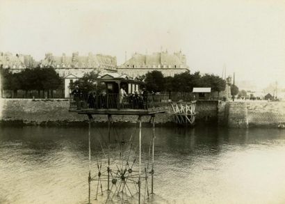null Photographe non identifié. Le pont roulant à Saint Malo, vers 1910. Tirage argentique...