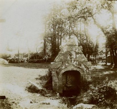 null Photographe non identifié. Lannilis, Fontaine de Troubirou, vers 1900. Deux...