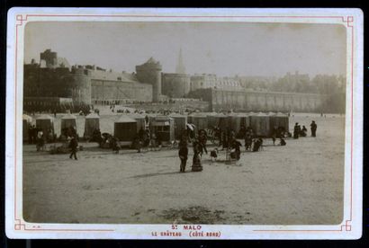 null NEURDEIN. Saint Malo, la plage avec les touristes et les cabines de bains, vers...