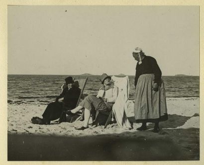 null Album de 132 photographies , intitulé " Vacances Bretagne 1926-1927 ". Tirages...