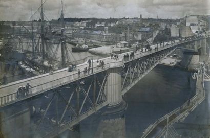 null Photographe non identifié. Brest, le pont tournant, 1914. Tirage argentique...