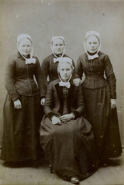 null FOUGERE (photographe à Morlaix). Quatre jeunes filles, vers 1890. Tirage argentique...