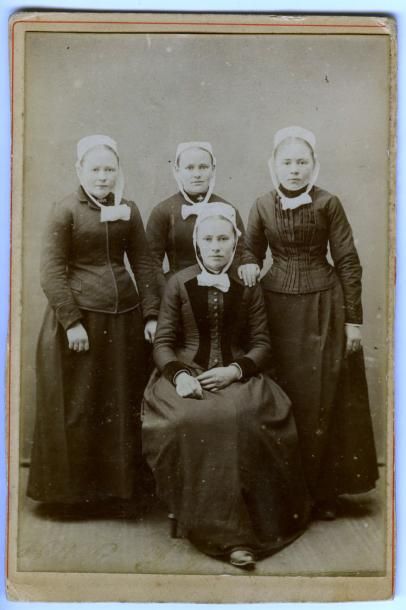 null FOUGERE (photographe à Morlaix). Quatre jeunes filles, vers 1890. Tirage argentique...