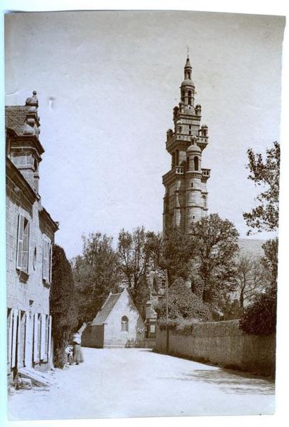 null Photographe non identifié. Eglise de Roscoff, vers 1880. Tirage albuminé d'époque,...