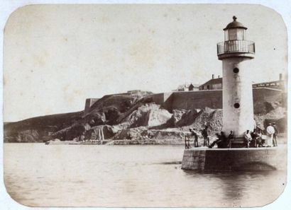 null Photographe non identifié. Belle-Ile-en-Mer, le port et son phare, vers 1870....