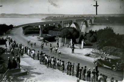 null Photographe non identifié. Plougastel Daoulas, course cycliste à l'abord du...