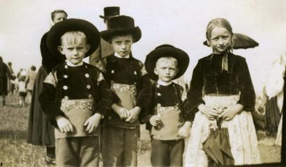 null Photographe non identifié. Groupe d'enfants en costume traditionnel, vers 1930....