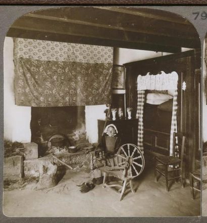 null KEYSTONE VIEW COMPANY. Crac'h (ou Crach ) un intérieur de villageois, vers 1910....