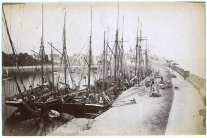 null NEURDEIN. Roscoff, le port, vers 1880. Tirage albuminé, 12 x 18,3 cm. Inscriptions...