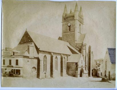 null Photographe non identifié. Eglise de Quimperlé, vers 1880. Tirage albuminé d'époque,...