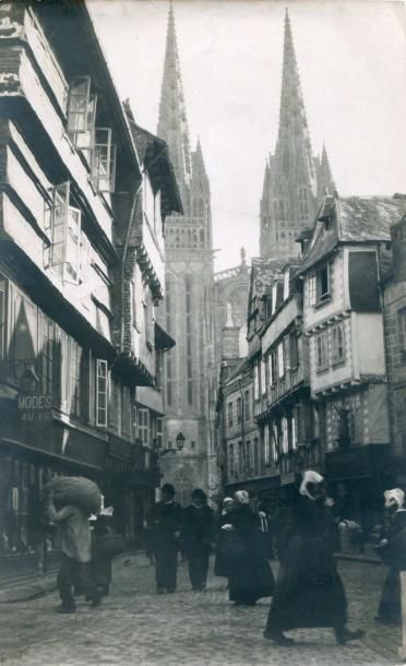 null 992 - Quimper, vers 1930. Tirage argentique d'époque 23,8 x 14,6 cm. Au dos,...