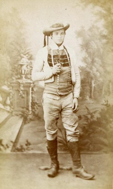 null 1099 - A.LAROCHE Fils. Portrait de jeune homme, vers 1880. Tirage albuminé d'époque...