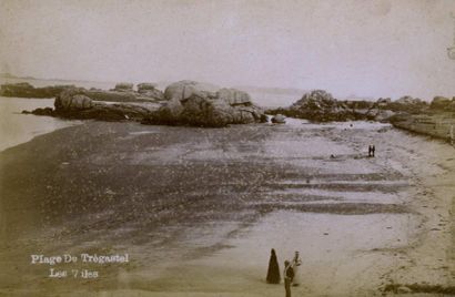 null E. BERNIER. Trégastel, la plage vers 1890. Tirage albuminé d'époque, 10 x 15,1...