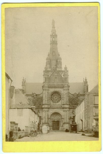 null J. COUPE. Eglise à Sainte Anne d'Auray, vers 1880. Tirage albuminé d'époque,...
